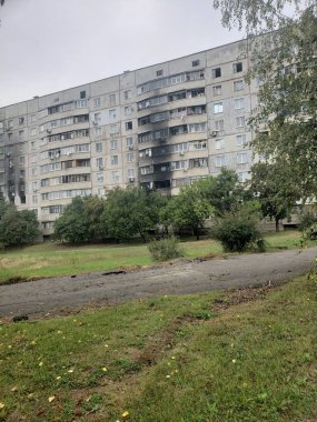 Ukrayna 'daki savaş, Harkov' u Yıkmak, Ukrayna 'daki evler, yanmış evler, Ukrayna savaşı, bombardıman sonrası, boş bölge, çatışmalar sonrası