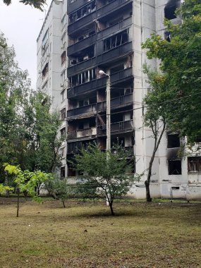 Ukrayna 'daki savaş, Harkov' u Yıkmak, Ukrayna 'daki evler, yanmış evler, Ukrayna savaşı, bombardıman sonrası, boş bölge, çatışmalar sonrası