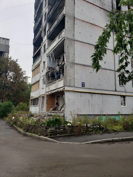 乌克兰战争 摧毁哈尔科夫 受影响的房屋乌克兰 烧毁房屋 乌克兰战争 炮击后 空旷地区 敌对行动后 — 图库照片