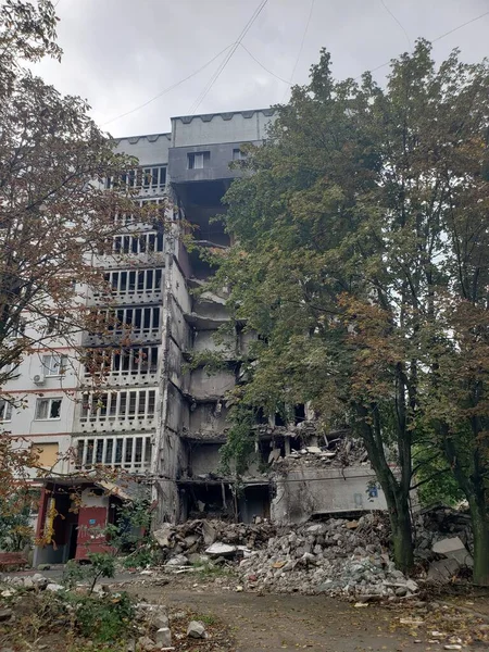 乌克兰战争 摧毁哈尔科夫 受影响的房屋乌克兰 烧毁房屋 乌克兰战争 炮击后 空旷地区 敌对行动后 — 图库照片