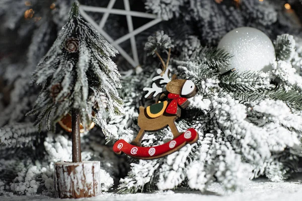 Nahaufnahme von Weihnachten festliche Dekoration mit Girlanden, Rentier-Spielzeug, weißen Glanzkugeln und Holzsternen. — Stockfoto