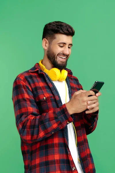 Handsome Bearded Hipster Young Man Using Smartphone Green Background — Stockfoto