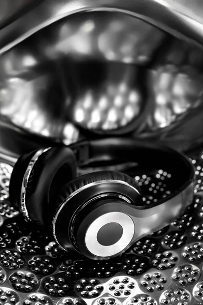 Μαύρο Ακουστικό Μεταλλική Επιφάνεια Χρωμίου Κομψό Ασύρματο Ακουστικό Στο Πλυντήριο — Φωτογραφία Αρχείου