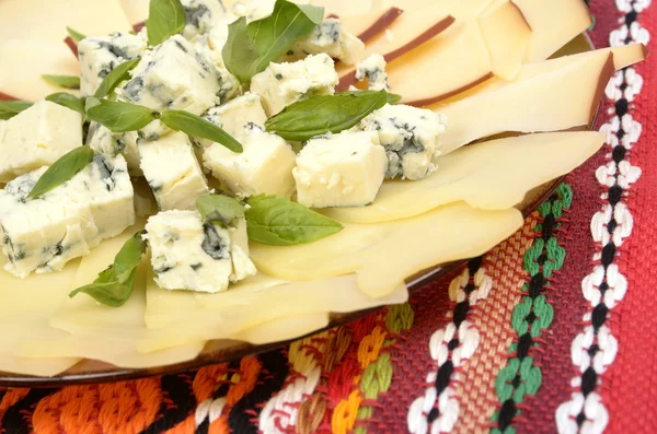 Formaggio, formaggio blu e foglie di basilico — Foto Stock