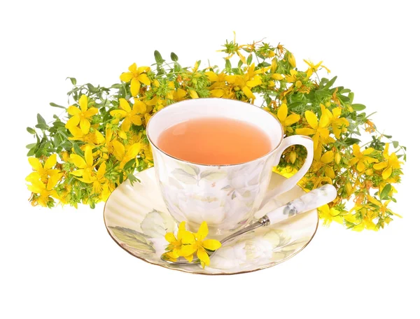 Une tasse de thé St. John's avec des fleurs fraîches — Photo