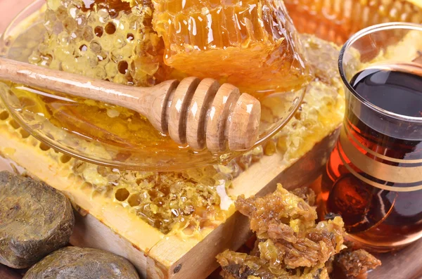 Fresh honeycombs and wooden stick ,cup of Turkish tea,propolis — Stock Photo, Image