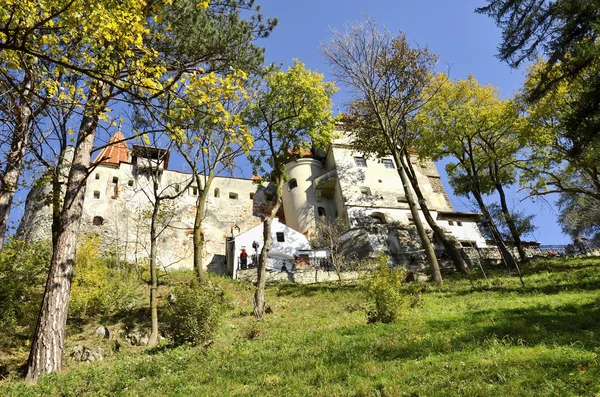 Besucher bewundern die Kleie-Burg, auch Dracula-Burg genannt — Stockfoto