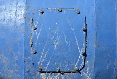 mavi renkli paslı demir menteşe kapatmak