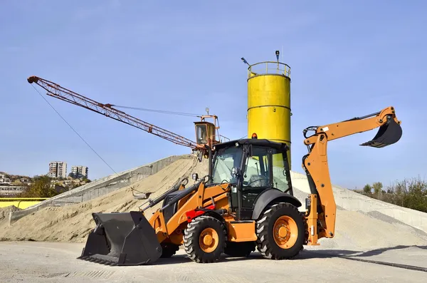 Wheel loader Excavator unloading sand of construction site concrete plant. — Stock Photo, Image