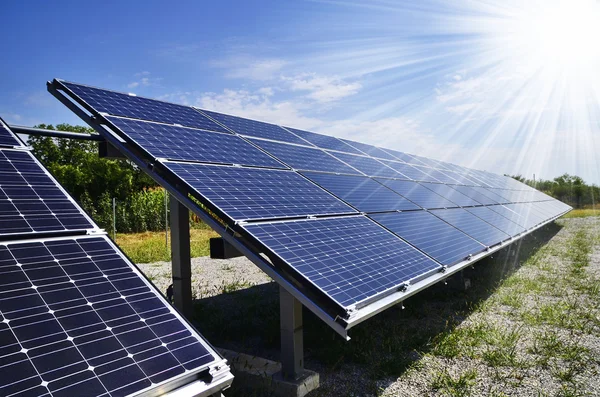 Centrale elettrica che utilizza energia solare rinnovabile con sole — Foto Stock