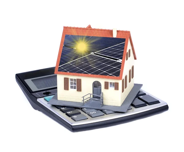 Casa con paneles solares y rayos solares — Foto de Stock