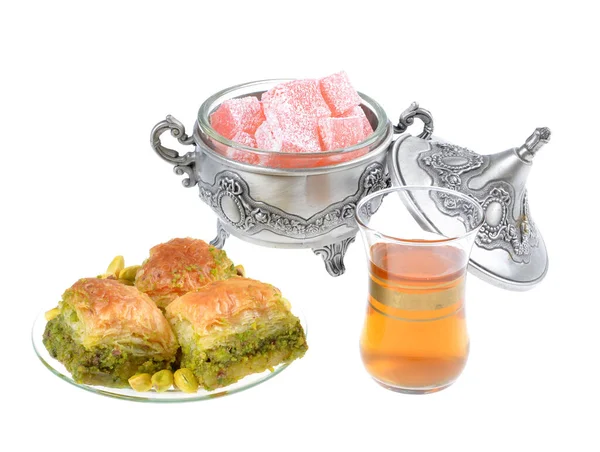 土耳其茶与真正的玻璃杯 与烘焙和土耳其喜悦在孤立的白色背景 有选择的重点 — 图库照片