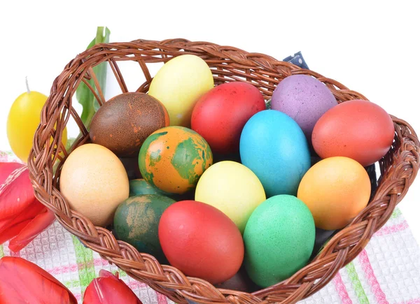 Primer Plano Coloridos Huevos Pascua Una Cesta Coloridas Decoraciones Tulipanes —  Fotos de Stock