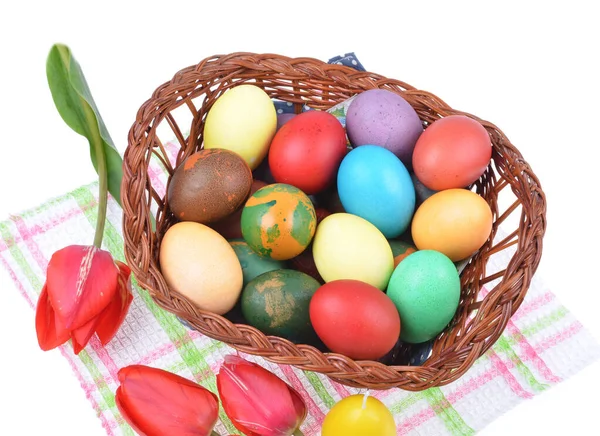 Primer Plano Coloridos Huevos Pascua Una Cesta Coloridas Decoraciones Tulipanes —  Fotos de Stock