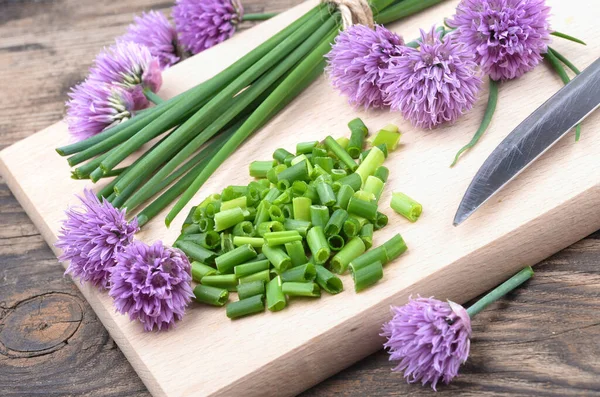 Sibirya Soğanı Allium Schoenoprasum Bir Kalasta Kesilmiş Vejetaryen Yemeği Mutfak — Stok fotoğraf