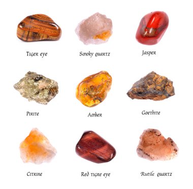 İzole edilmiş beyaz arkaplanda yazılı yarı değerli mineraller.