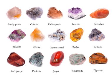 İzole edilmiş beyaz arkaplanda yazılı yarı değerli mineraller.