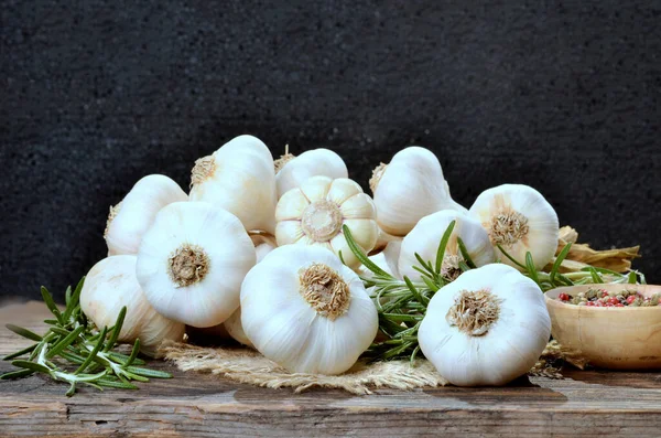 Färska Vitlökshuvuden Nära Hälsosam Livsmedelsingrediens Traditionell Krydda För Matlagning Gröna — Stockfoto