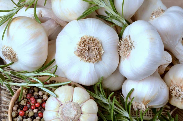 Verse Knoflookkoppen Dicht Gezond Voedselingrediënt Traditionele Kruiden Voor Het Koken — Stockfoto