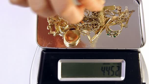 Zlaté šperky na digitální váhy — Stock video