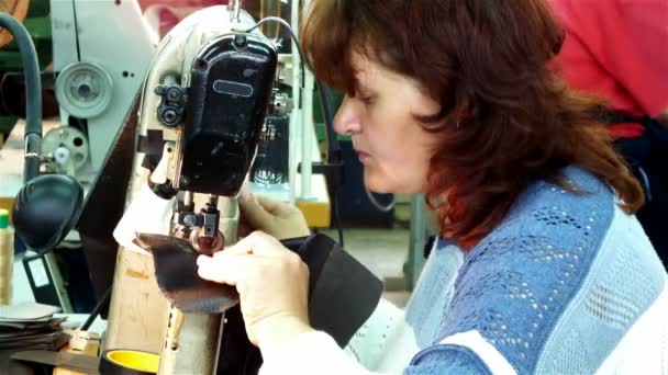 Las mujeres cosen la máquina de coser — Vídeos de Stock