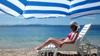 kadın şemsiyesi altında