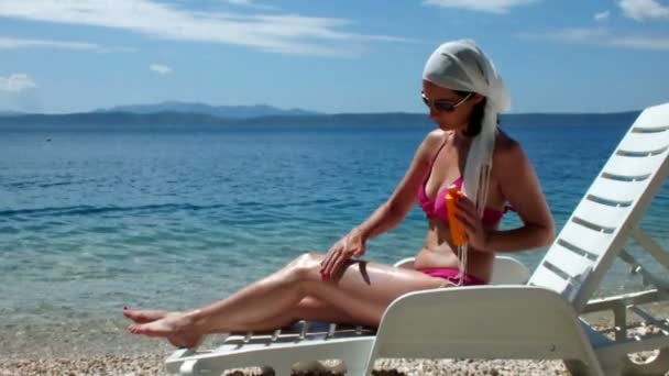 Красивая женщина на пляже — стоковое видео