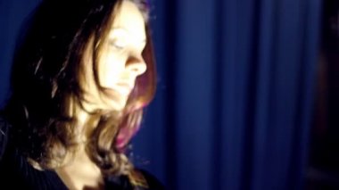 Rock gitar kız sahnede