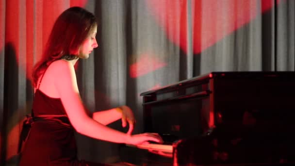 Jonge vrouw pianist — Stockvideo