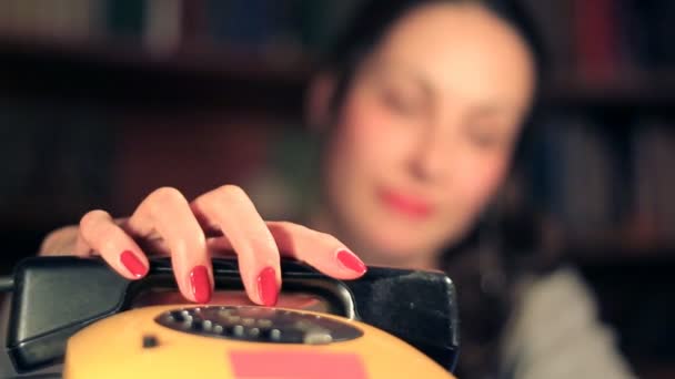 Flicka svar den gamla telefonen — Stockvideo