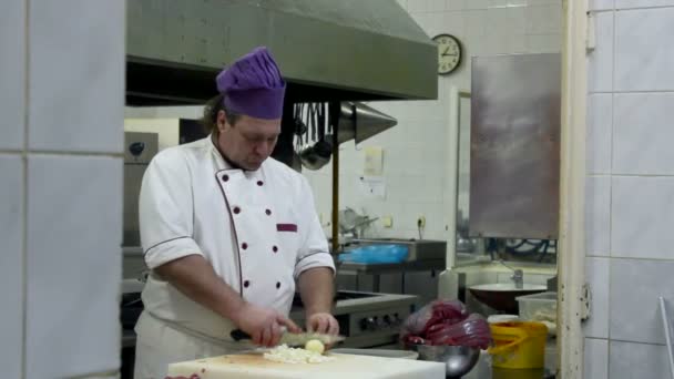 Šéfkuchař připravuje jídlo — Stock video