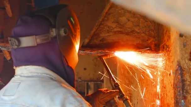 Welder in shipbuilding — Stock Video