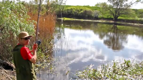Рыбак бросает крючки — стоковое видео