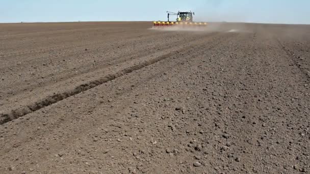 Sembradora en el campo — Vídeos de Stock