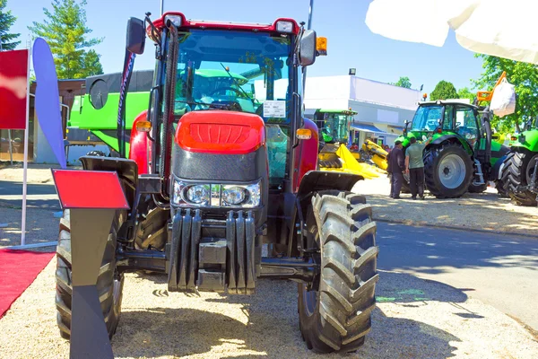 Roter Traktor — Stockfoto