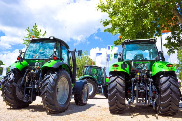 Grüne Traktoren — Stockfoto