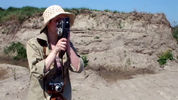 Femme filmée dans le désert — Video