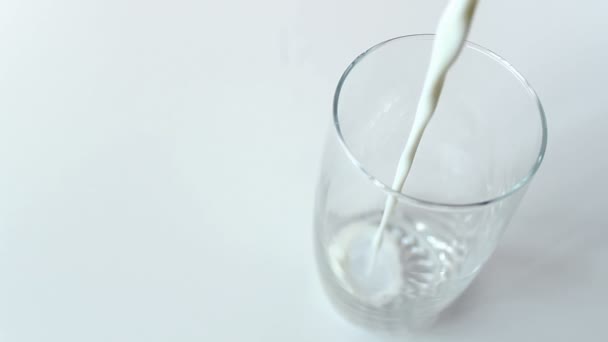 Mjölk i ett glas — Stockvideo