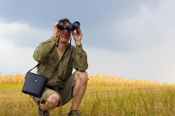 Man med kikare — Stockfoto