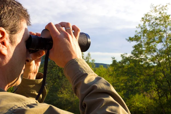 Man met verrekijker — Stockfoto