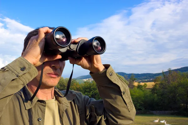 Uomo con binocolo — Foto Stock