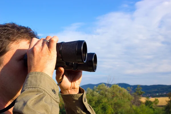 Uomo con binocolo Fotografia Stock