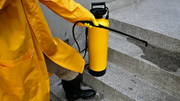 Obrero de control de plagas rociando insecticida — Vídeos de Stock