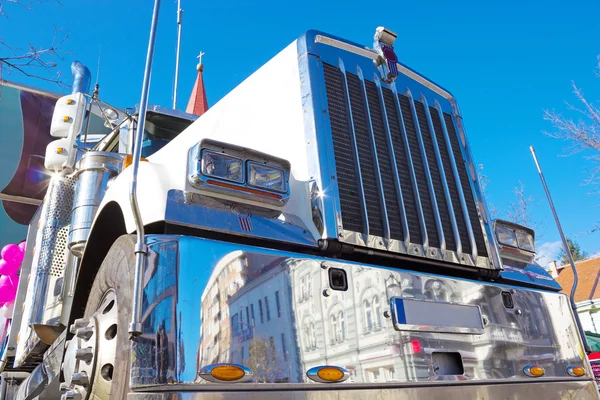 büyük beyaz kamyon