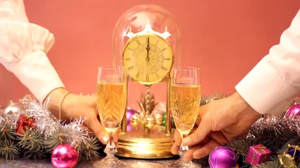 Тост за новогоднее шампанское — стоковое видео