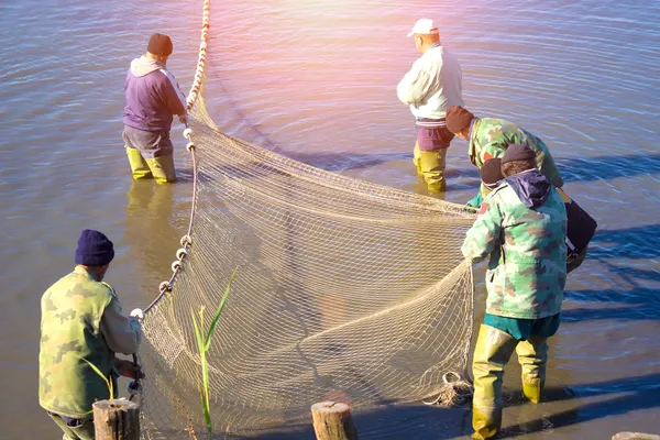 Τραβώντας ένα δίχτυ αλιείας — Φωτογραφία Αρχείου