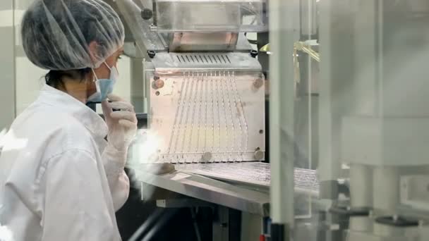 Pharmaceutical worker — Stock Video