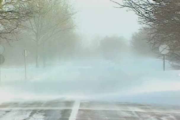 Snowdrifts sur la route — Video