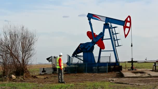 Trabajador en una plataforma petrolera — Vídeo de stock