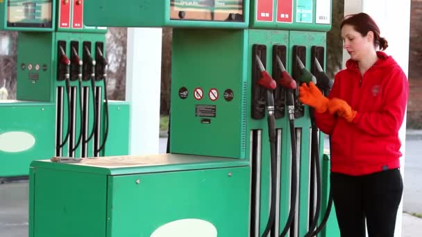 Female worker at the gas station — Stock Video